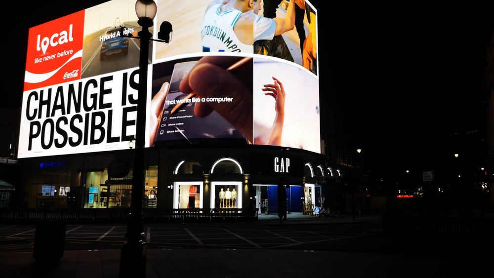 Kreatives Bild zu Billboard on the Street at Night Time · Free Stock Video Billboard on the Street at Night Time · Free Stock Video Illustration
