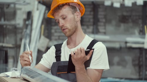 Homme casque chantier fond blanc : 5 540 vidéos de stock – Clips vidéo 4K  et HD