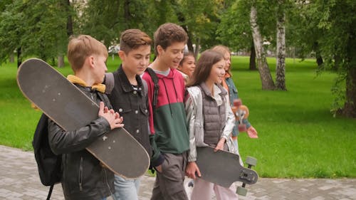 Een Groep Jonge Kinderen Die Samen Lopen