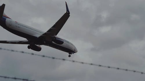 A Boeing 737-800 about to Land