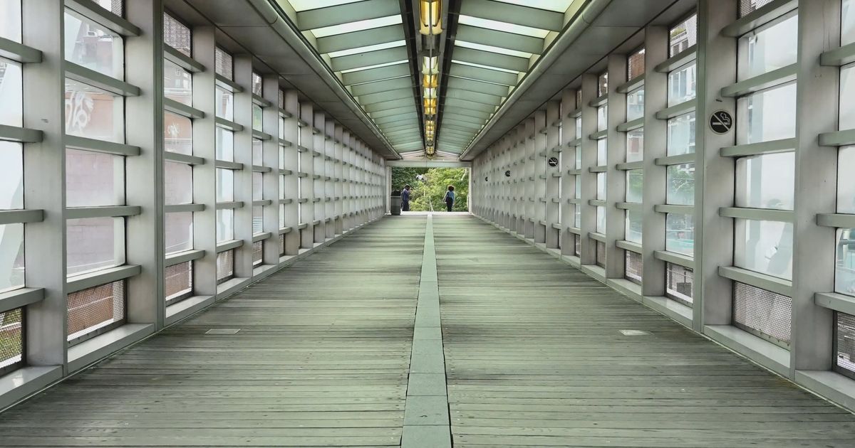 spin shot inside the footbridge 5354531