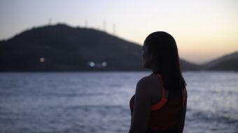 黄昏美女落寞背影免费下载免费下载视频素材