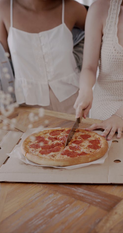 Mulher Cortando Uma Pizza E A Dá Para Outra Mulher