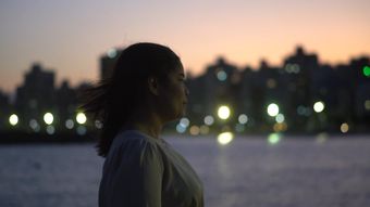 黄昏美女落寞背影免费下载视频素材