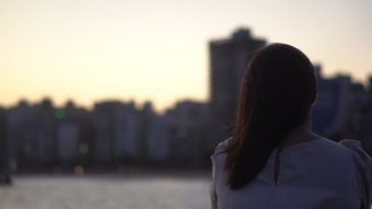 黄昏美女落寞背影免费下载视频素材