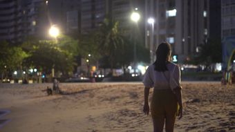 黄昏美女落寞背影免费下载视频素材