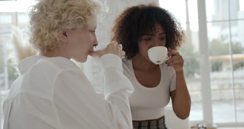 Deux Femmes Prenant Le Thé à La Maison