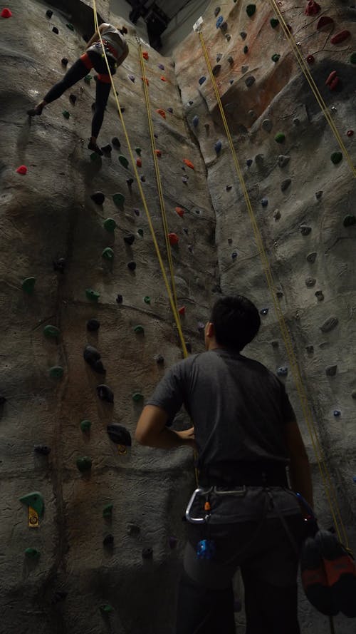 Low Angle View Von Frau, Die Von Der Kletterwand Nach Unten Geht