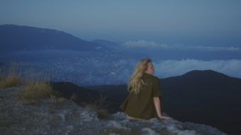 黄昏美女落寞背影免费下载视频素材