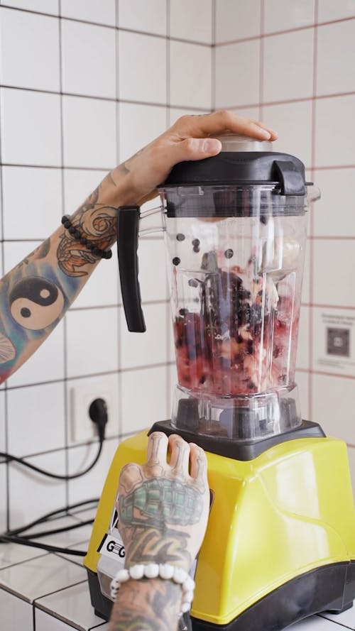 Using Blender Machine To Make Fruit Smoothie