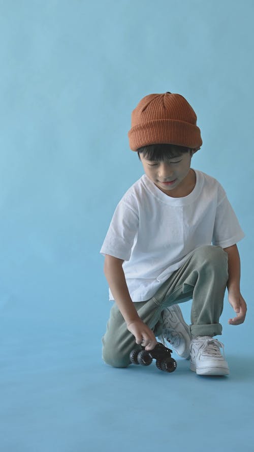 一個小男孩玩玩具車輪