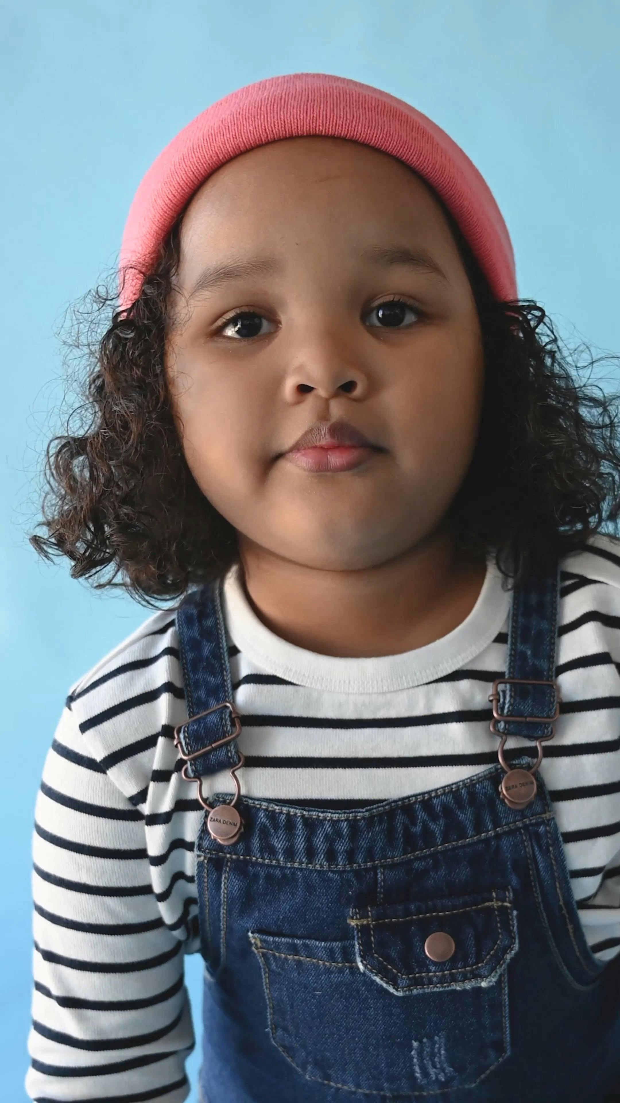 Una Linda Chica Con Un Mono Gritando Y Gritando · Vídeos de stock gratuitos