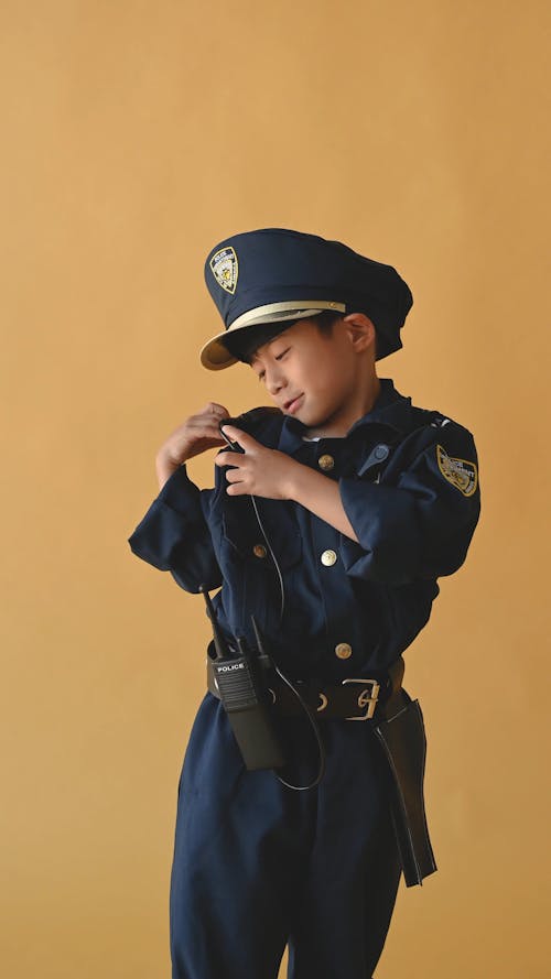 一個穿著警察服裝的男孩