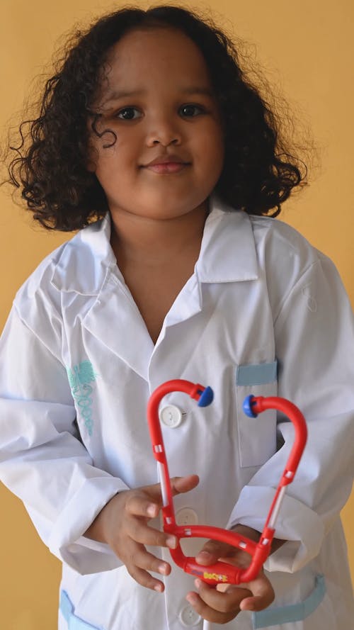 Маленькая девочка в роли врача
