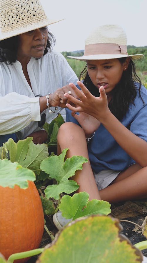 Women Getting Itch From A Pumpkin Plants