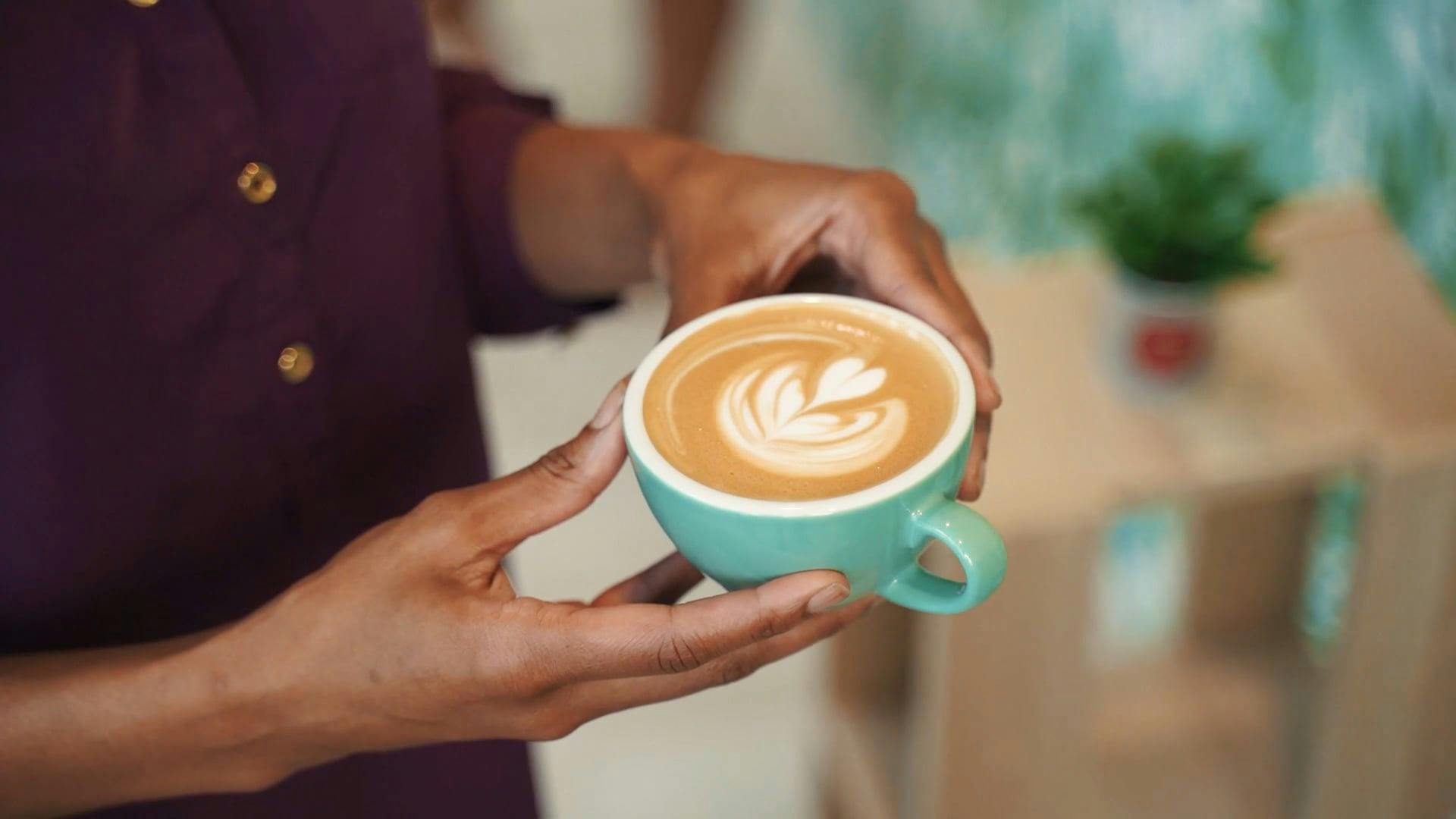 Una Persona Tomando Un Café Con Leche · Vídeo de stock gratuito