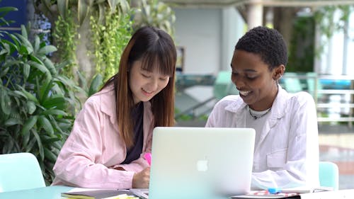 学习时开心的两个年轻女子