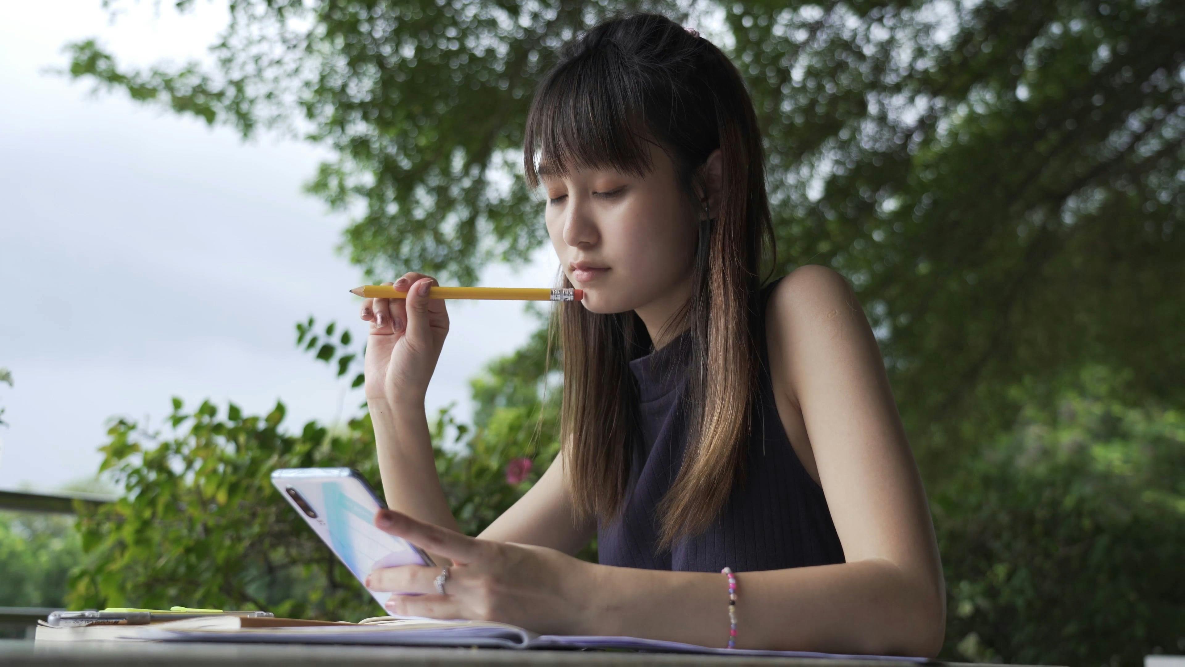 Seorang Wanita Belajar Dan Menulis Saat Menggunakan Smartphone · Video ...