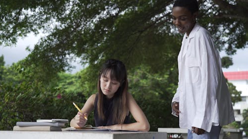 Eine Asiatische Frau, Die Nachhilfe Von Einem Klassenkameraden Erhält