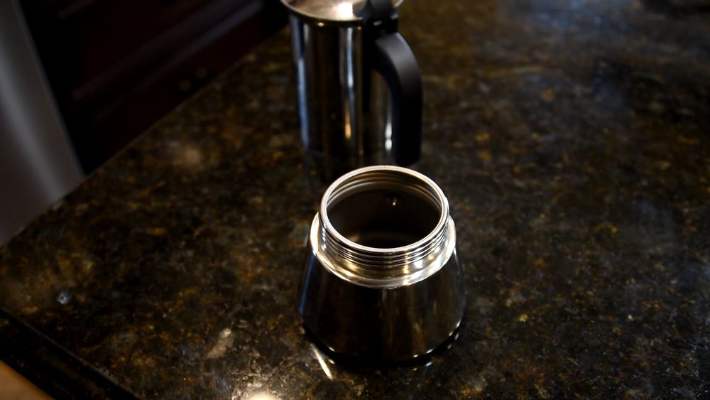 炭化コーヒー入り靴下で足の臭いを解消