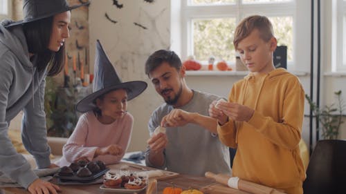 Kinder, Die Die Halloween Cupcakes Verzieren