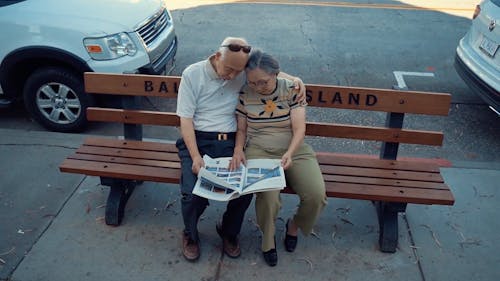 一緒に新聞を読んでいる老夫婦