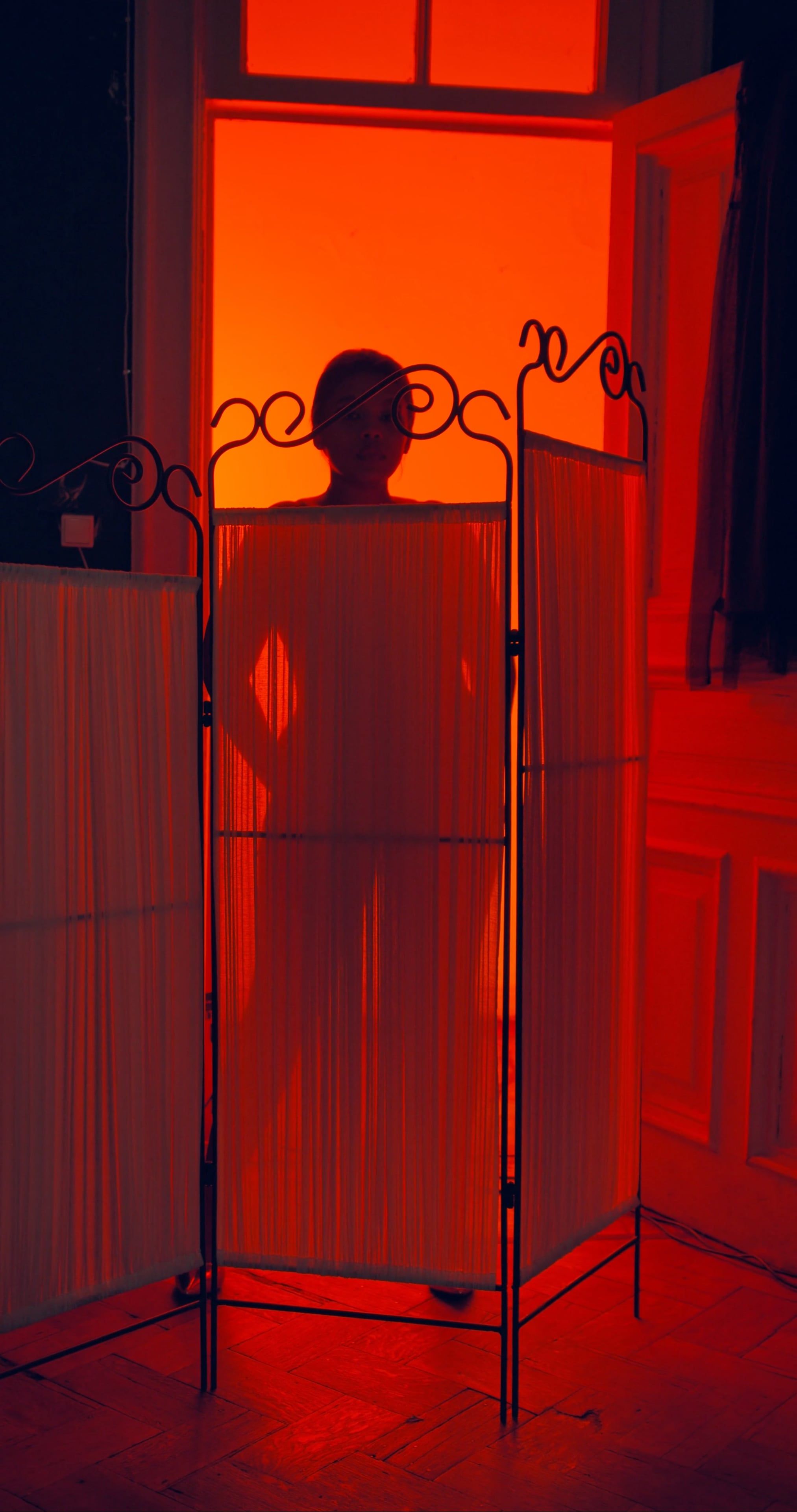 Silueta, De, Un, Mujer, Contra, Luz Roja, Plano De Fondo