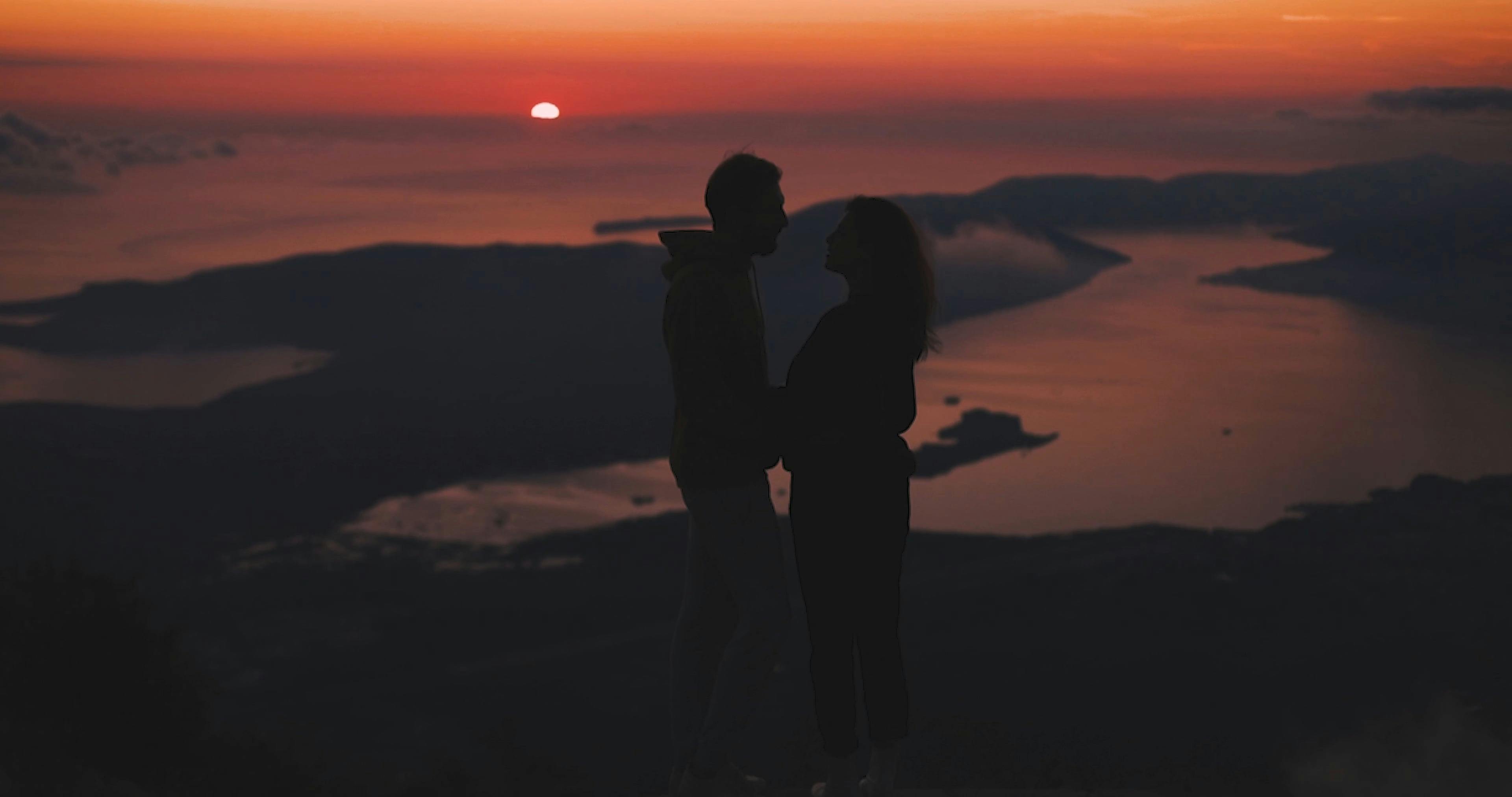 Vidéo gratuite de amour, amoureux, amoureux de la nature, beauté de la  nature, ciel coucher de soleil, cime, cinématique, coucher de soleil,  couleurs du coucher du soleil, couple, couple amoureux, ...