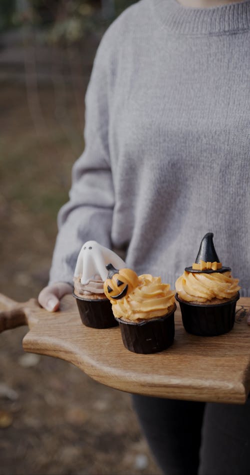 Met Een Dienblad Met Halloween Cupcakes