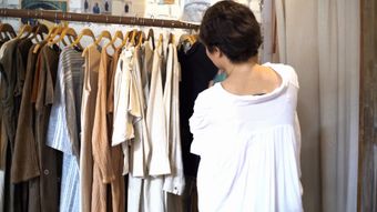 外国人挑选服装高清视频视频素材