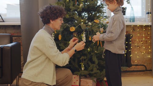 Matka I Syn Dekoruje Choinkę