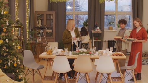 Preparare Il Tavolo Da Pranzo Per La Cena In Famiglia