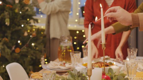 Che Accende Le Candele Sul Tavolo Da Pranzo