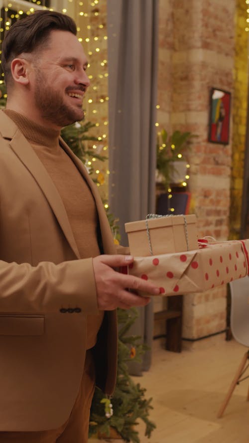 Un Homme Donnant Ses Cadeaux De Noël