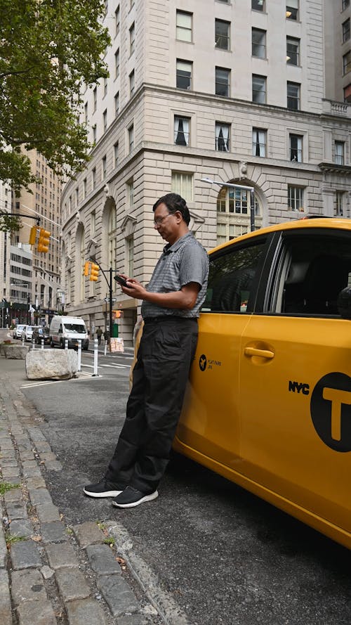 Cab Driver Searching for Address with Mobile