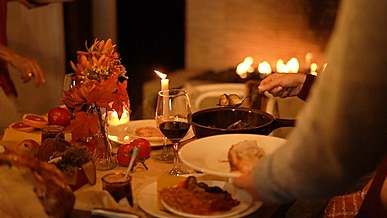 serving fodd at the thanksgiving dinner