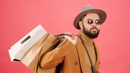 Un Homme En Manteau Marron Faisant Du Shopping