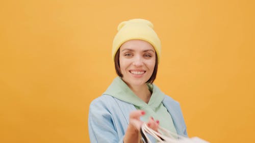 Una Mujer Que Lleva Sus Bolsas De La Compra.