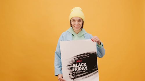 Una Mujer Sosteniendo Un Cartel De Venta De Viernes Negro