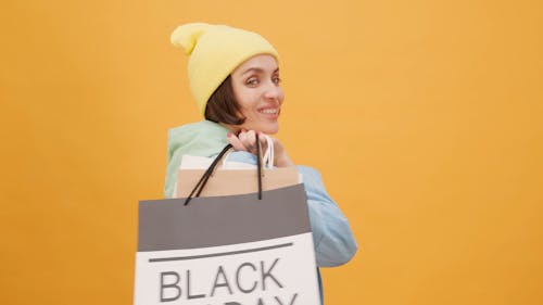 Женщина делает покупки в Черную пятницу