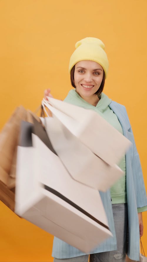 Bir Kadının Alışveriş çantalarını Uzat