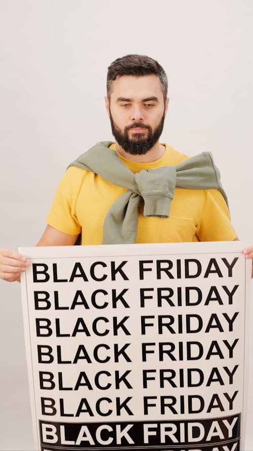 Seorang Pria Memegang Poster Black Friday