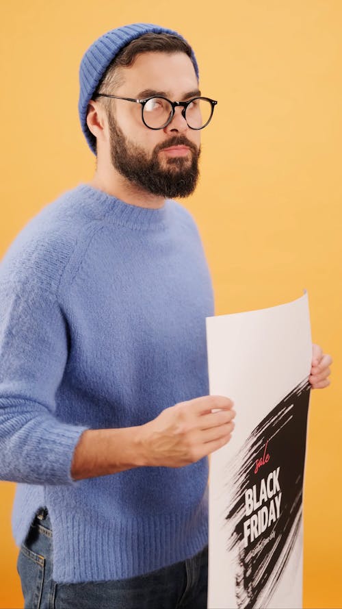 Un Homme Promouvant Un événement De Vente Du Vendredi Noir