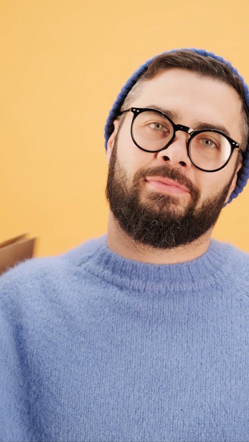 Un Homme Barbu Portant Des Sacs à Provisions