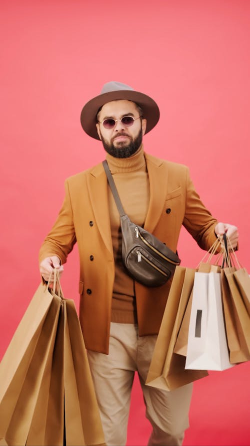 Un Homme Dans Une Virée Shopping Tenant De Nombreux Sacs à Provisions
