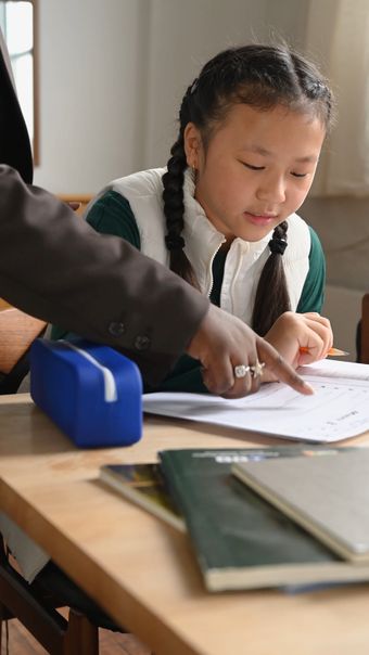 中国小学生蓝白校服视频素材免费下载视频素材