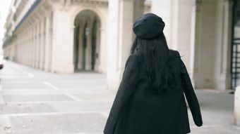 女主起身绕后视频素材免费下载高清视频视频素材