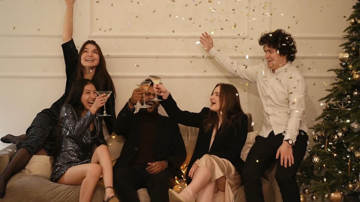 Family raising glasses for a New Year's Eve toast