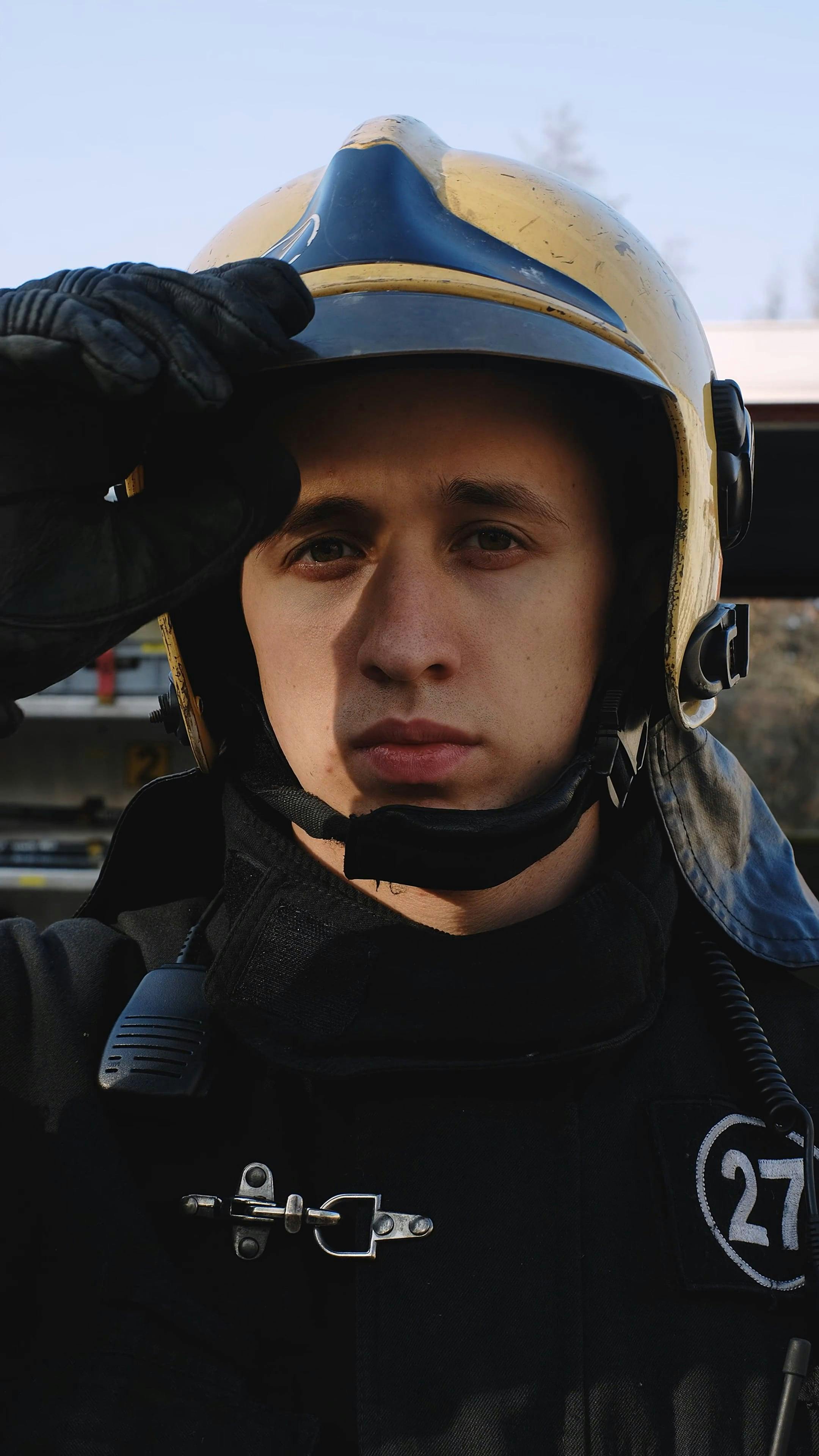 Vidéo gratuite de @extérieur, bouclier, bravoure, casque, courage