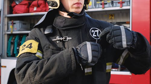 1.200+ Casco De Bombero Vídeos de stock y películas libres de